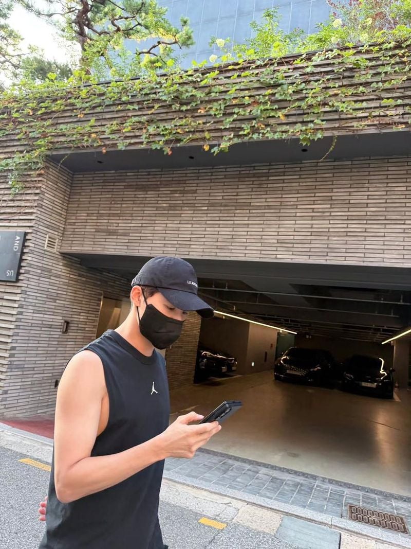“도시의 여름, 고요히 스며든 순간”…김준수, 검은 조각→여유로운 산책 인증 / 가수 김준수 인스타그램