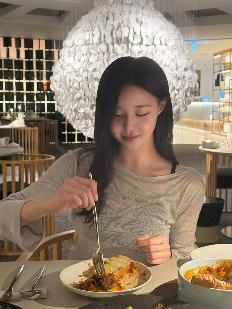 “조용히 머무는 맛의 순간”…김수아, 부드러운 미소→식탁 위 여운 / 하트페어링 출연자 김수아 인스타그램