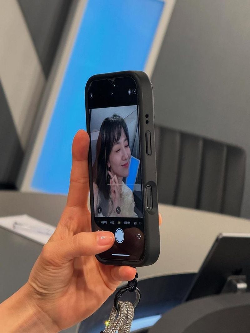 “눈을 감은 채 미소”…박하선, 청량 여름밤→고요한 순간 포착 / 배우 박하선 인스타그램