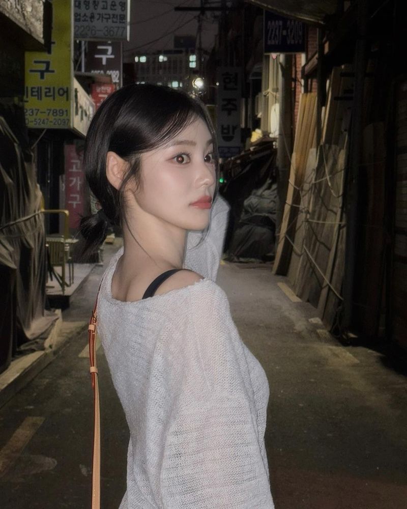 “유독 목이 길었던 날이야”…진솔, 여름밤 골목길→몽환적 분위기 / 걸그룹 아르테미스 진솔 인스타그램