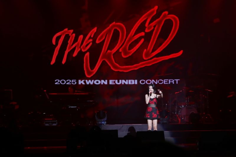 “붉게 물든 열기”…권은비, ‘THE RED’ 콘서트서 팬심에 화답→9월 타이베이로 잇는다