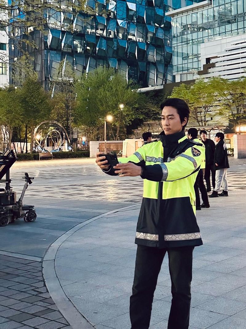 “어느 늦은 저녁의 단단함”…송승헌, 경찰 제복과 도시 야경→현장 존재감 폭발 / 배우 송승헌 인스타그램