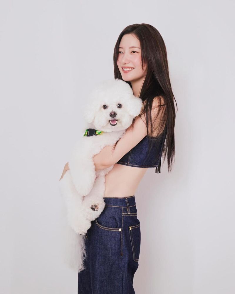 “같이 찍겠다고 달려온 사랑둥이”…정채연, 초가을 미소→반려견과 온기 가득 / 걸그룹 아이오아이 정채연 인스타그램