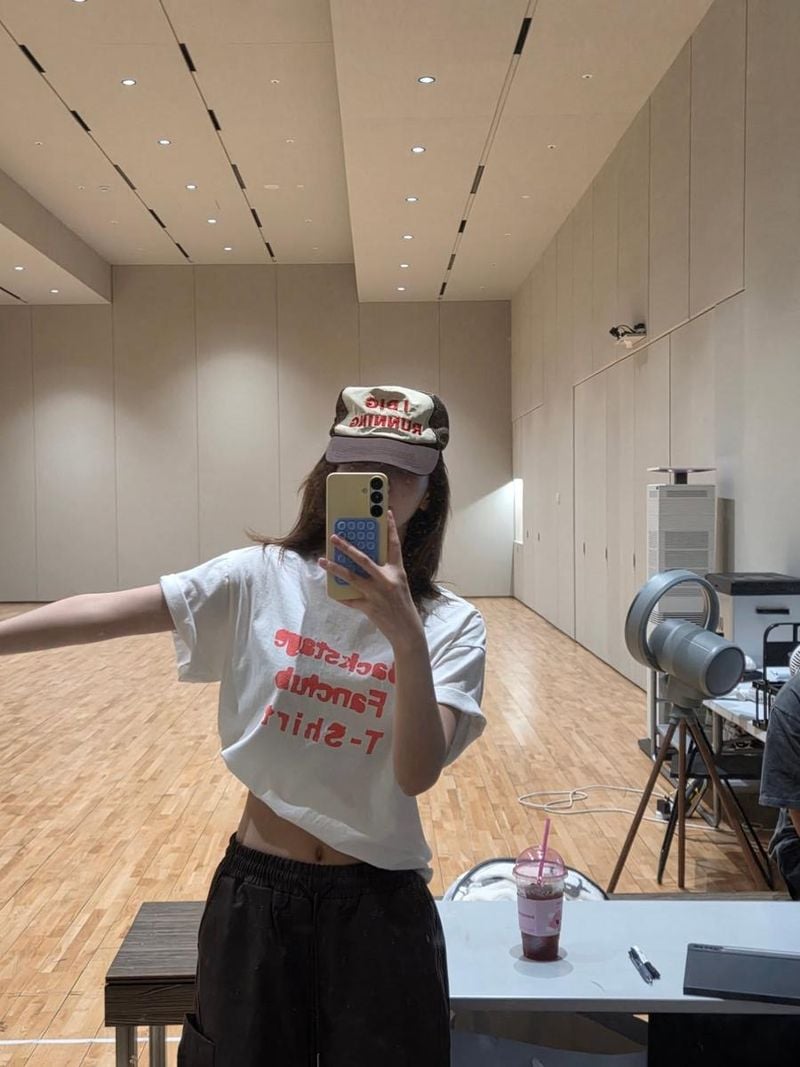 “여름 오후의 시간”…김채원, 거울 앞 포즈→연습실 속 자유 / 걸그룹 르세라핌 김채원 인스타그램