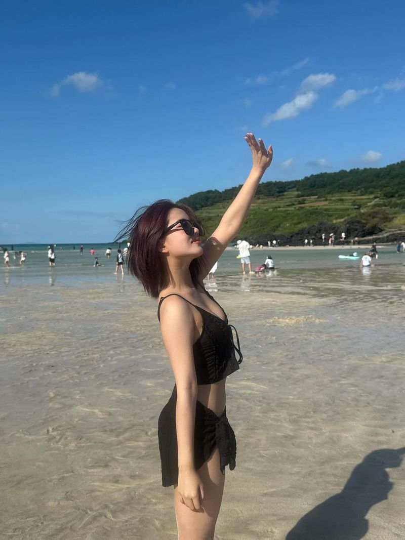 “Soo Hot”…유나, 검은빛 물든 해변→여름 감각 압도 / 걸그룹 첫사랑 유나 인스타그램