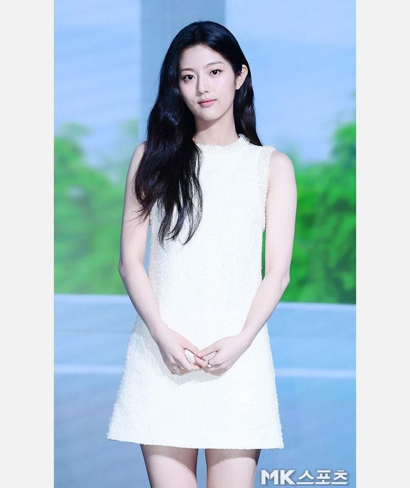“감사의 순간을 기록하며”…신은수, 여름 햇살 속 설렘→순백의 우아함 / 배우 신은수 인스타그램