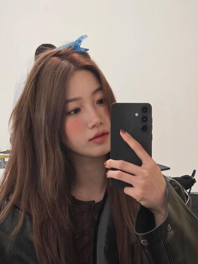 “거울 너머로 스며드는 담담함”…카즈하, 청초한 여름→고요한 셀카 / 걸그룹 르세라핌 카즈하 인스타그램