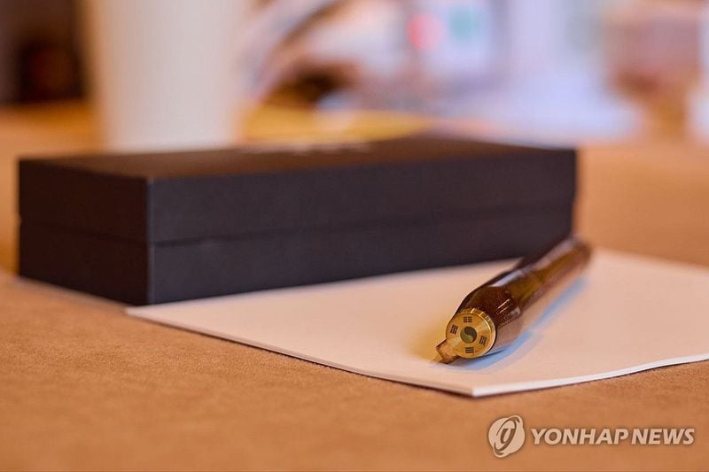 대통령실이 25일(현지시간) 공개한 한미 정상회담을 위해 이재명 대통령이 준비한 선물. 명장이 제작한 금속 거북선, 국산 골드파이브 수제 맞춤형 퍼터, 카우보이 마가 모자, 펜 등이다. 펜은 선물이 아닌 이 대통령의 서명용이었지만 트럼프 대통령의 요청으로 즉석에서 선물했다. 2025.8.26 대통령실 제공