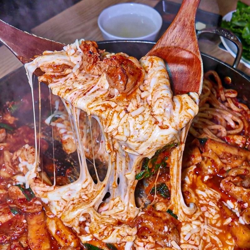 생방송투데이 폭탄치즈닭갈비…남양주 명소 압도적 비주얼→월 2만 명 입맛 자극