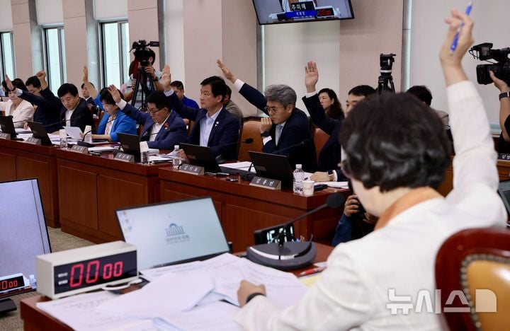 추미애 국회 법제사법위원장과 여당 의원들이 26일 오후 서울 여의도 국회 법사위에서 거수표결하고 있다. 2025.08.26. / 뉴시스