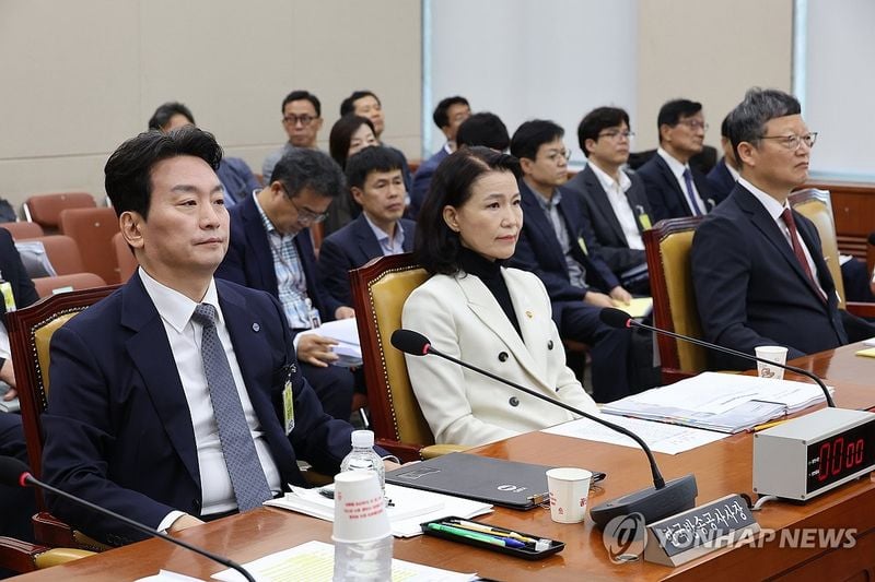 26일 서울 여의도 국회에서 열린 과학기술정보방송통신위원회 전체회의에 박장범 KBS 사장, 이진숙 방송통신위원장, 김유열 EBS 사장이 출석해 있다. 2025.8.26 / 연합뉴스