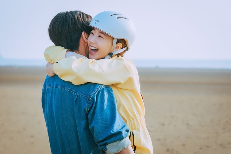 “패러글라이딩 속 포옹”…박민영·주종혁, ‘컨피던스맨KR’ 첫 투샷→예측불가 관계 시작
