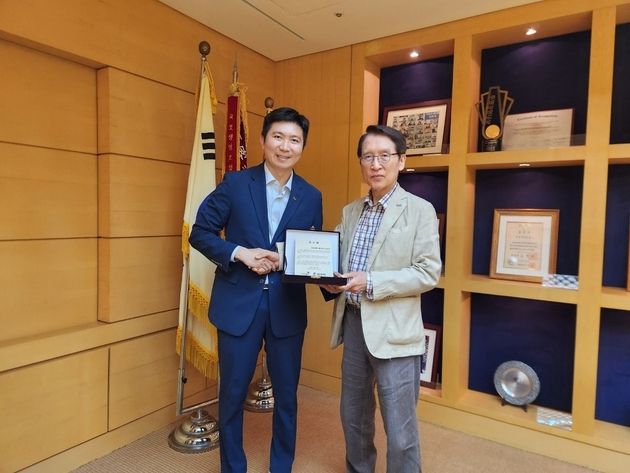 “체육 꿈나무 40년 지원”…교보생명, 대한체육회 감사패 수상 / 연합뉴스