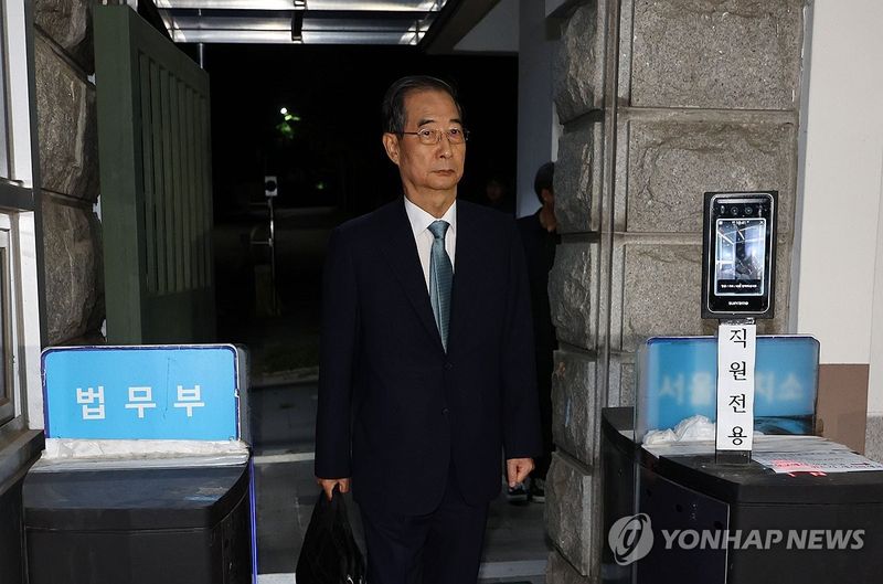 구속영장 기각으로 구치소 나서는 한덕수 전 총리 / 연합뉴스