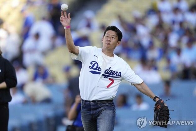“완벽한 스트라이크 시구”…손흥민, 다저스타디움 환호 속 팬심 사로잡아 / 연합뉴스