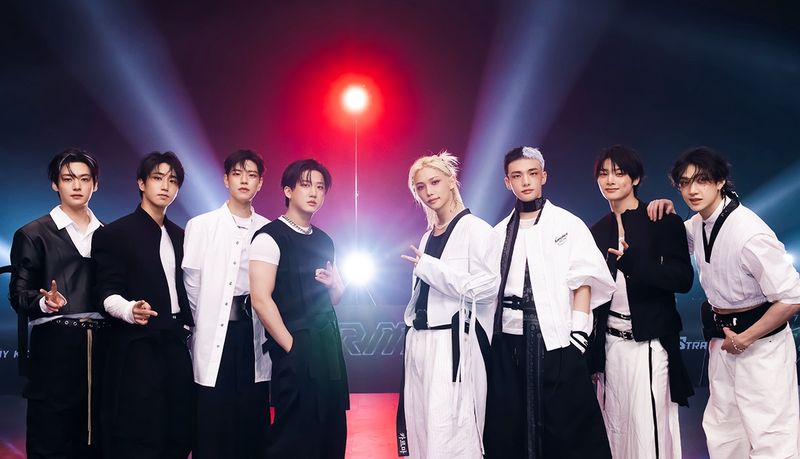 “스트레이 키즈, ‘KARMA’로 치솟는 인기”…2주 차 음악방송→‘CEREMONY’ 무대 장악 / JYP엔터테인먼트