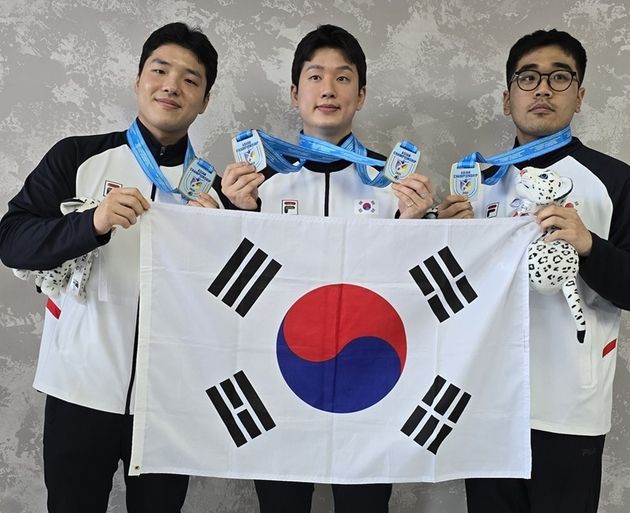 “단체전 금메달 획득”…이재균-홍석진-윤서영, 아시아선수권 남자 25m 속사권총 정상 / 연합뉴스