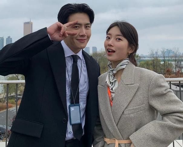 김선호-수지