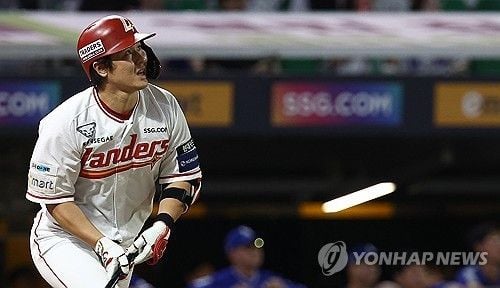 “멀티홈런 5타점 폭발”…최정, SSG 하루 만에 3위 복귀 견인 / 연합뉴스