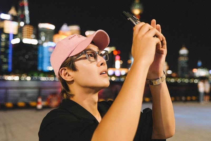 “김현중 상하이 밤 포옹한 설렘”…도시 조명 따라 자유로움→팬심 재점화