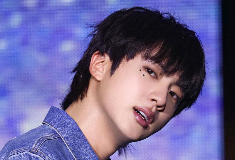 “두 마리 토끼 잡았다”…방탄소년단 진, ‘대환장 기안장’ 예능·브랜드 동시 석권→멀티 엔터테이너 입증