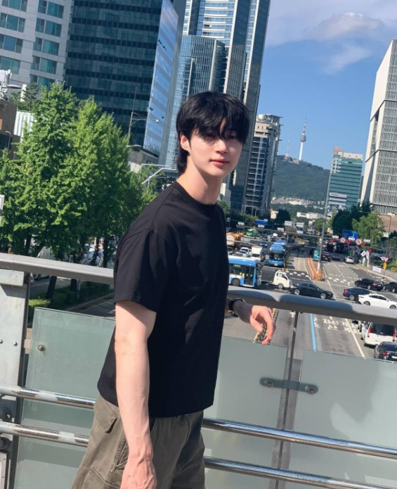 변우석, 심플한 티셔츠 스타일로 여심 올킬