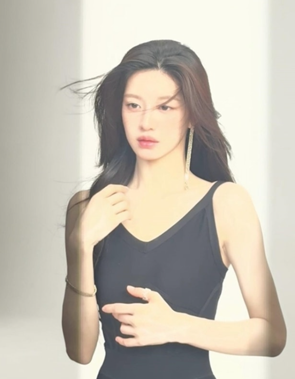 고윤정, 찬란한 미소로 촬영장 압도…숨막히는 비주얼→신작 기대감 폭발