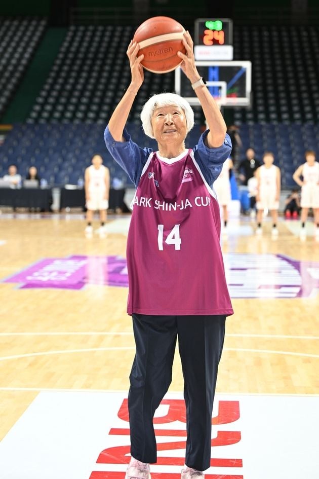“현역시절 유니폼 입고 시투”…박신자, 박신자컵 10주년 현장서 선수들에 쓴소리 / 연합뉴스