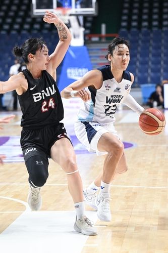 “김단비 더블더블”…우리은행, BNK 제압하며 박신자컵 첫판 완승 / 연합뉴스