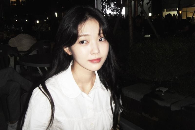 “홍승희, 깊어진 밤의 미소”…거리 위 청초함→고요한 눈빛 여운