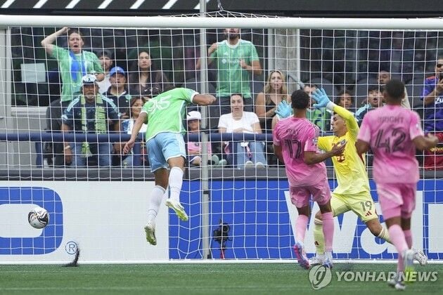 “연속골로 격차 벌렸다”…시애틀, 메시 침묵 속 마이애미 3-0 제압 / 연합뉴스