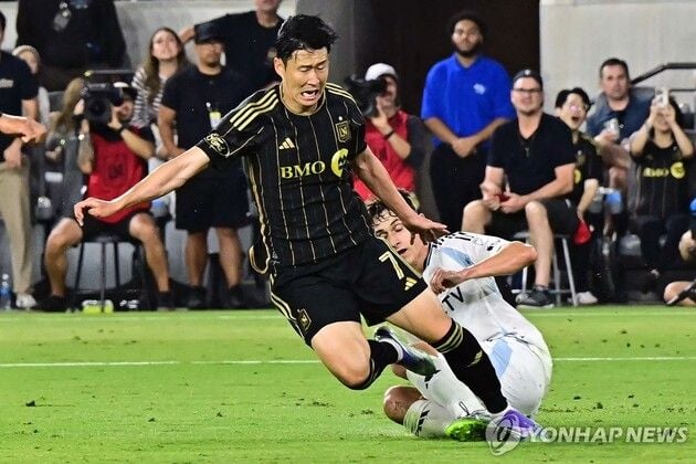 “골대 강타 아쉬움”…손흥민, 풀타임에도 LAFC 홈 데뷔전 1-2 역전패 / 연합뉴스