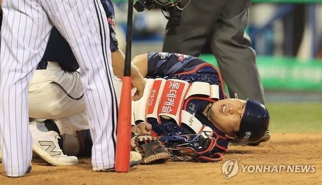 “파울 타구에 강타”…유강남, 오른쪽 무릎 부상 교체 / 연합뉴스