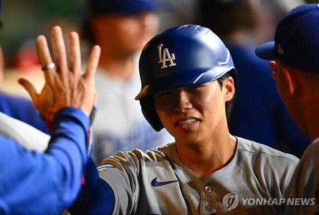 “36일 만의 복귀 득점”…김혜성, 다저스 대주자로 9회 홈 밟아 / 연합뉴스