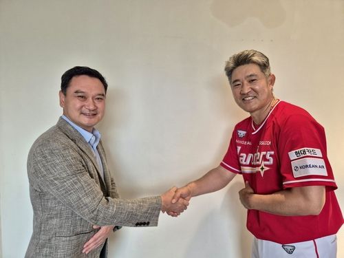 “재계약 확정”…이숭용, SSG 리모델링 신뢰받아 3년 연장 / 연합뉴스