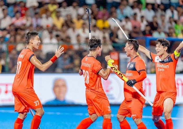 “전반 리드 지켜낸 투혼”…한국, 인도와 2-2 무승부로 결승 청신호 / 연합뉴스