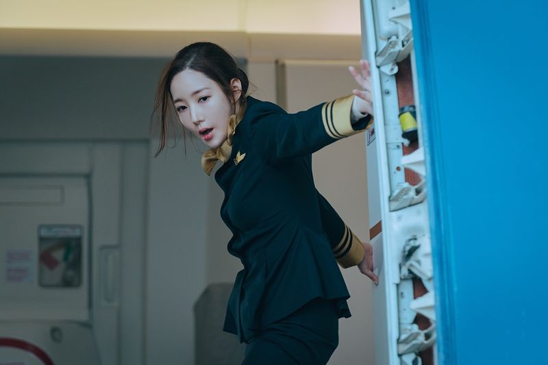 “고공 비행 속 미묘한 신경전”…박민영·정웅인, ‘컨피던스맨KR’ 첫 회→대혼란 예고