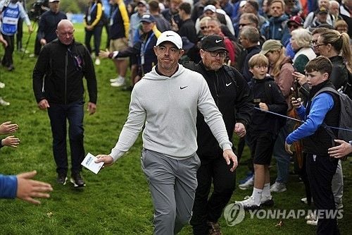“슬로플레이 경고 논란”…매킬로이, 아일랜드 오픈 1R서 1언더파 기록 / 연합뉴스