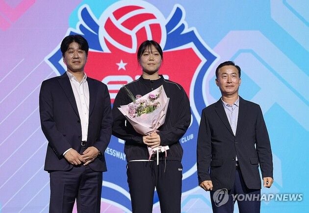 “전체 1순위 낙점”…이지윤, 한국도로공사 유니폼 입고 프로 도전 / 연합뉴스