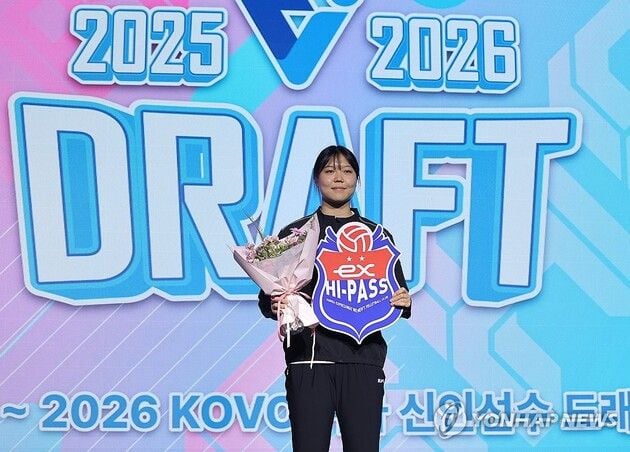 “전체 1순위 영광”…이지윤, 188cm 장신 미들블로커 한국도로공사 품으로 / 연합뉴스