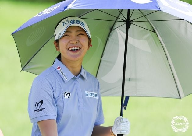 “버디 5개로 2R 단독 선두”…유현조, KB금융 스타 챔피언십 2연패 청신호 / 연합뉴스