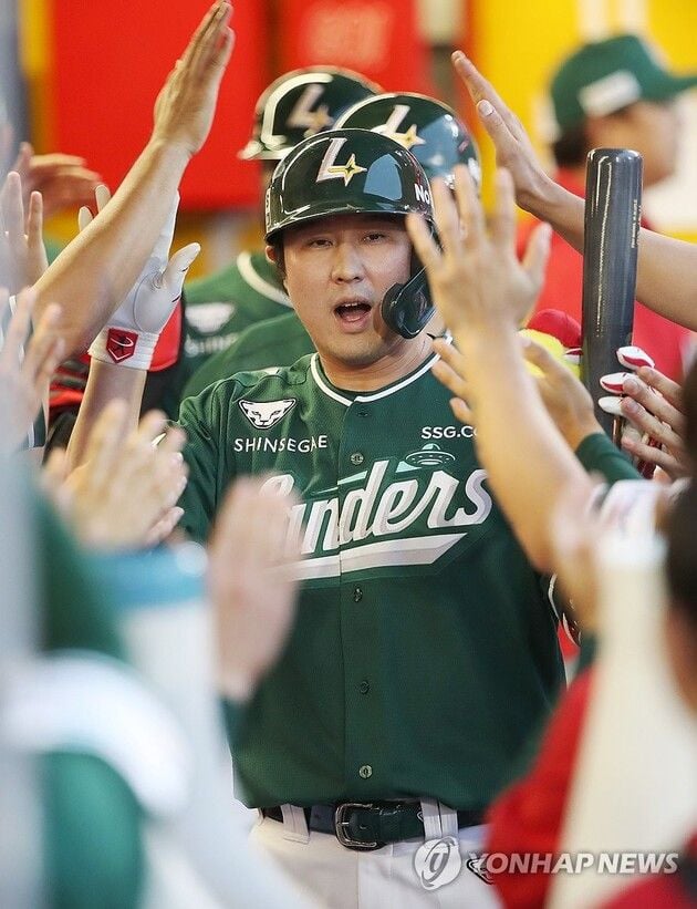“시즌 19호 홈런 폭발”…최정, 10시즌 연속 20홈런까지 한 발 / 연합뉴스