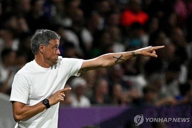 “자전거 사고로 쇄골 골절”…엔리케 감독, PSG 지휘 중 부상 / 연합뉴스