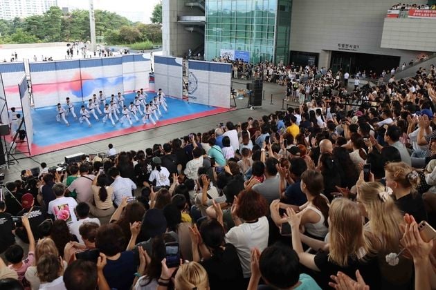 “광복 80주년 기념 시범공연”…국기원 태권도시범단, 500여명 앞 고난도 기술 선보여 / 연합뉴스