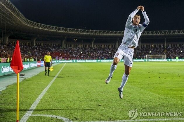 “A매치 140호골 작성”…호날두, 멀티골로 포르투갈 5-0 완승 견인 / 연합뉴스