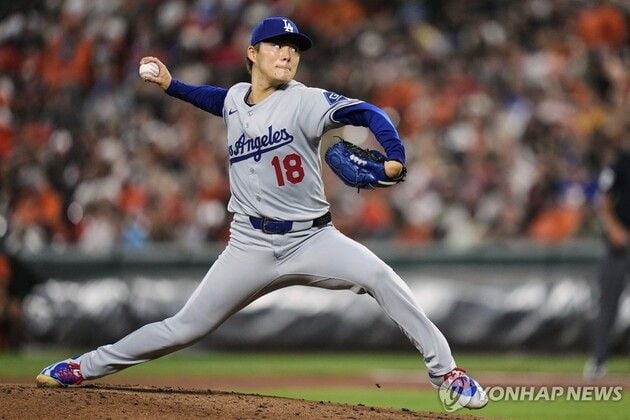 “9회 2사 솔로포 허용”…야마모토, MLB 노히트 노런 1타자 앞 좌절 / 연합뉴스