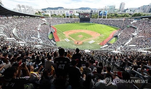 “한 시즌 140만 관중 돌파”…LG트윈스, KBO 사상 두 번째 대기록 달성 / 연합뉴스