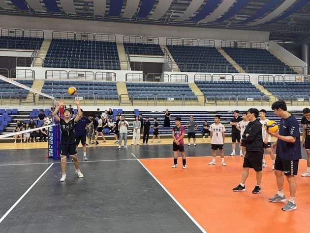 “중고교 선수 50명 배구교실”…OK저축은행, 부산 연고지 첫 지역 밀착 활동 / 연합뉴스