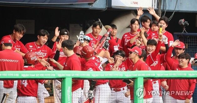 “불펜 총동원 작전”…SSG, LG 꺾고 5연승에 3위 수성 / 연합뉴스