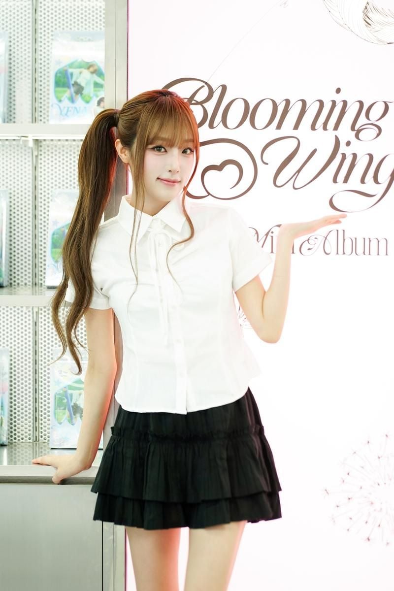 “최예나, 상하이 명소 붉게 물들였다”…‘Blooming Wings’ 팝업→글로벌 팬심 흔든 현장 / 위에화엔터테인먼트